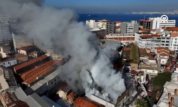 Kemeraltı'nda yangın paniği!